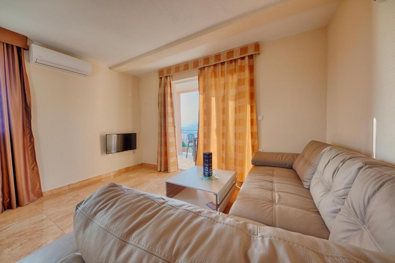 Apartament Free Food And Swimming Pool Utjeha Zewnętrze zdjęcie
