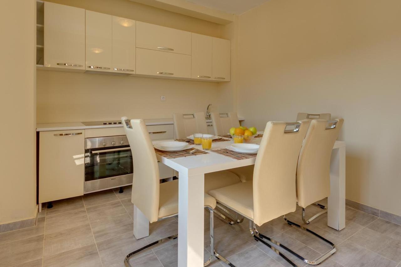Apartament Free Food And Swimming Pool Utjeha Zewnętrze zdjęcie